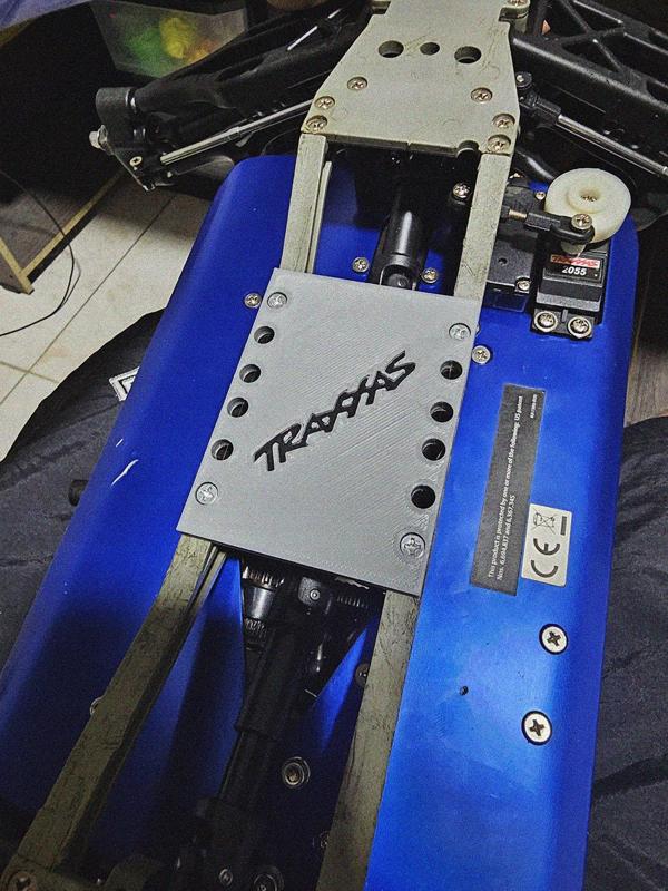 Traxxas T maxx center skid plate