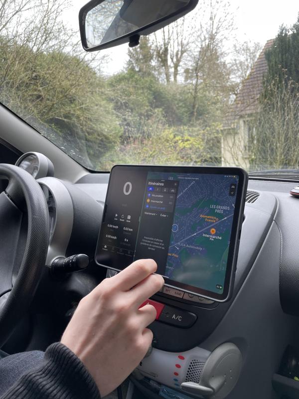 Support tablette aimanté voiture // Magnetic tablet holder for car