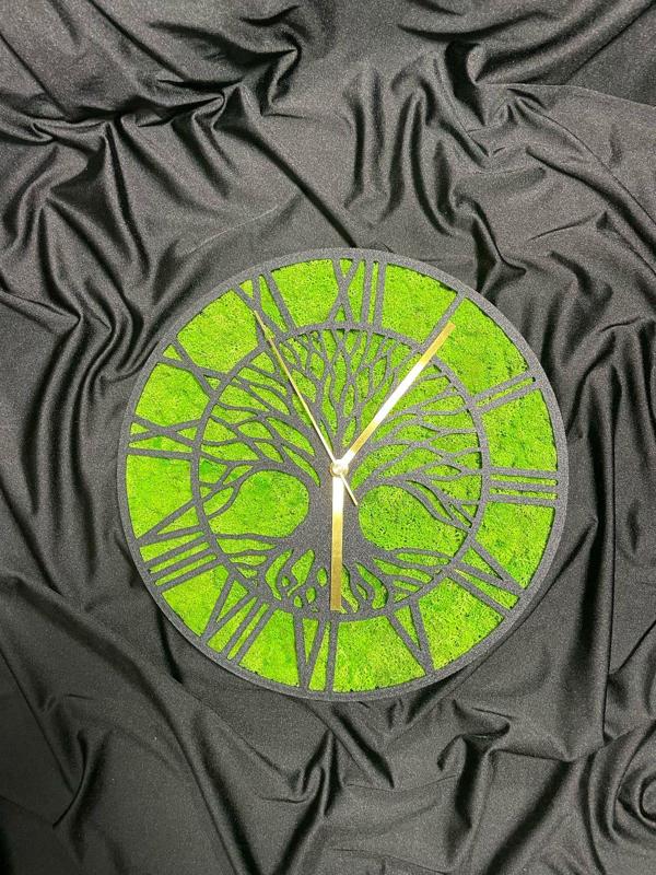 wall-mounted watch with stabilized moss