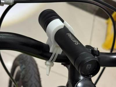 Bicycle flashlight mount