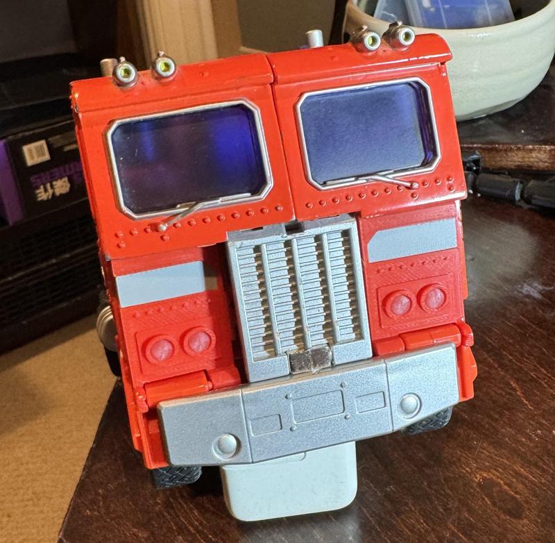 MP-01 - Masterpiece Optimus Prime - Front Flaps