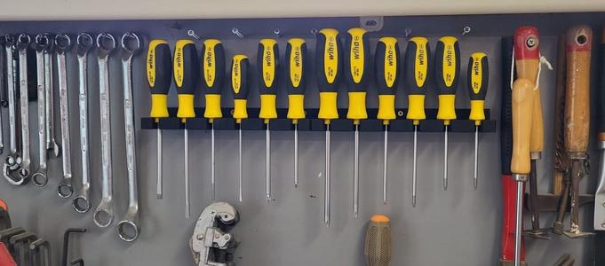 Screwdriver wall mount