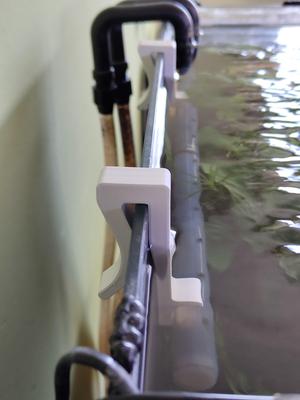 Aquarium filter outlet holder