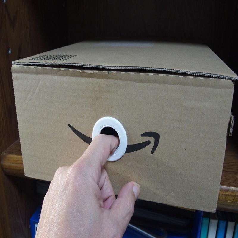 Cardboard grommet for finger