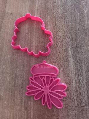 Margarita with novelty hat cutter and marker