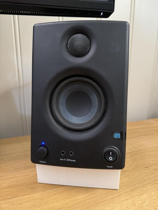 PreSonus Eris E3.5 wedge base