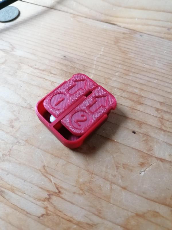 Tiny desktop Pillbox / Drobná stolní krabička na léky