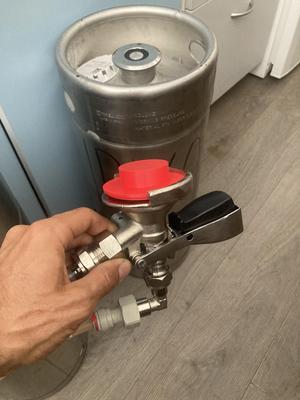 Adapter for filling a beer filler with CO²