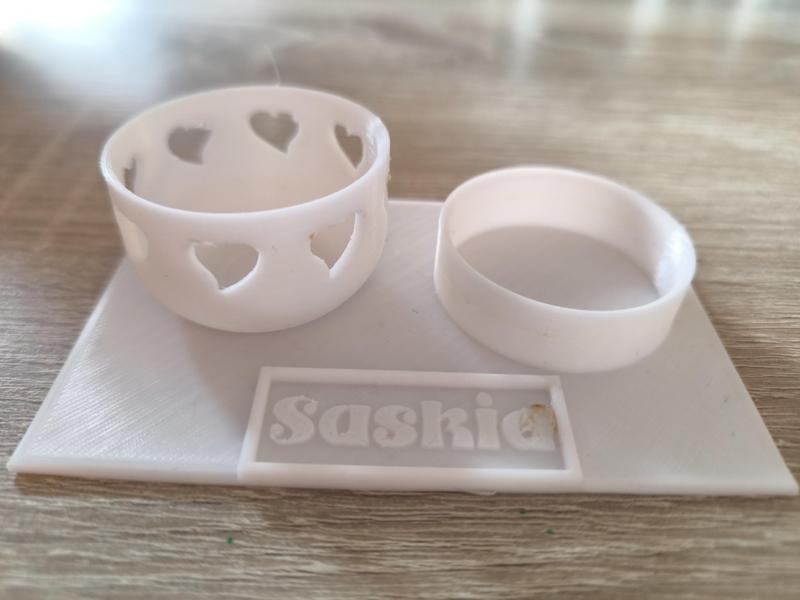 Eierbecher mit Herzen und Eierschalen-Behälter