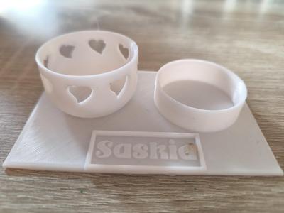 Eierbecher mit Herzen und Eierschalen-Behälter