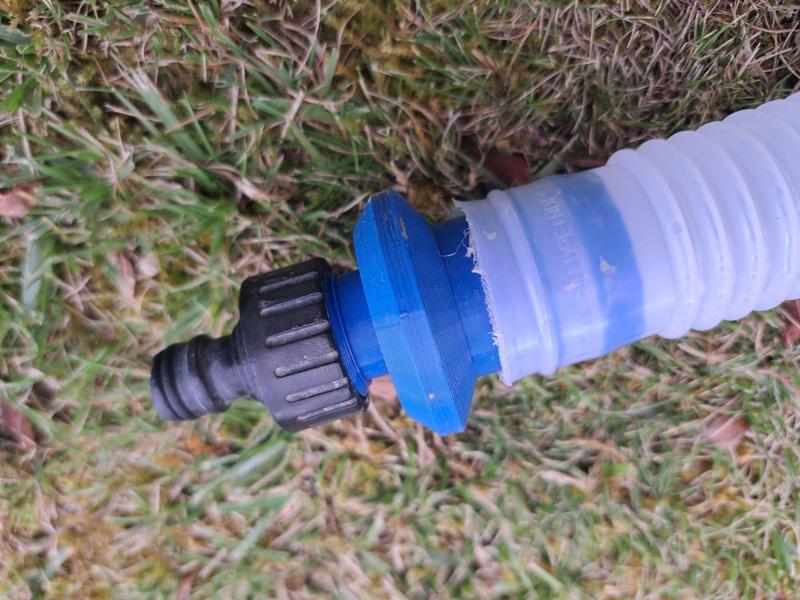 Pool connector between 32 mm hose and garden hose connector