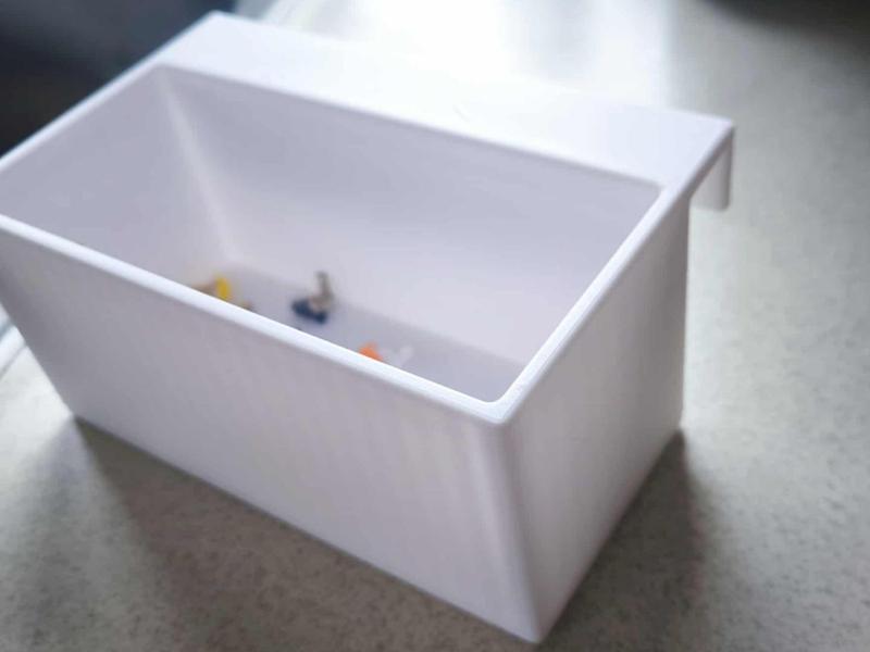 Small hanging waste bin for kitchen cabinet doors