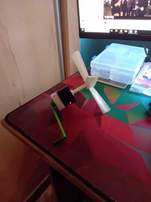 Hand-driven fan with 16:1 gear ratio