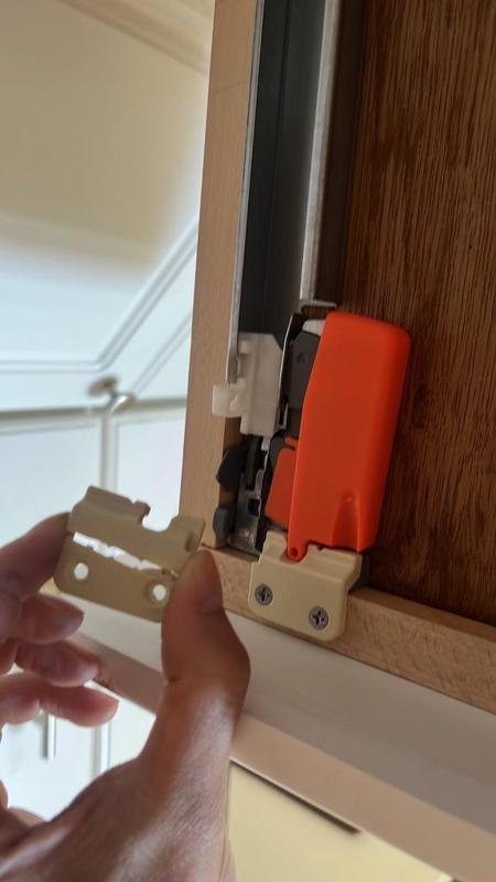 BLUM TANDEM LEFT DRAWER VERTICAL MOUNTING LOCK BRACKET (T51.170-09.20)