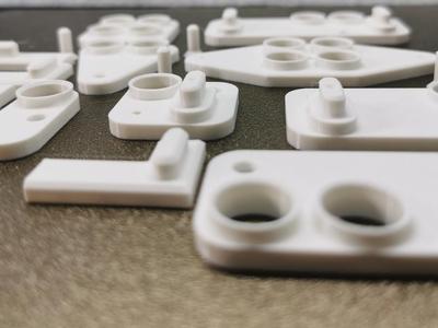 Adhesive mounting pads for connectable Skadis panels