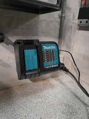 Makita charger mount for DC18SD