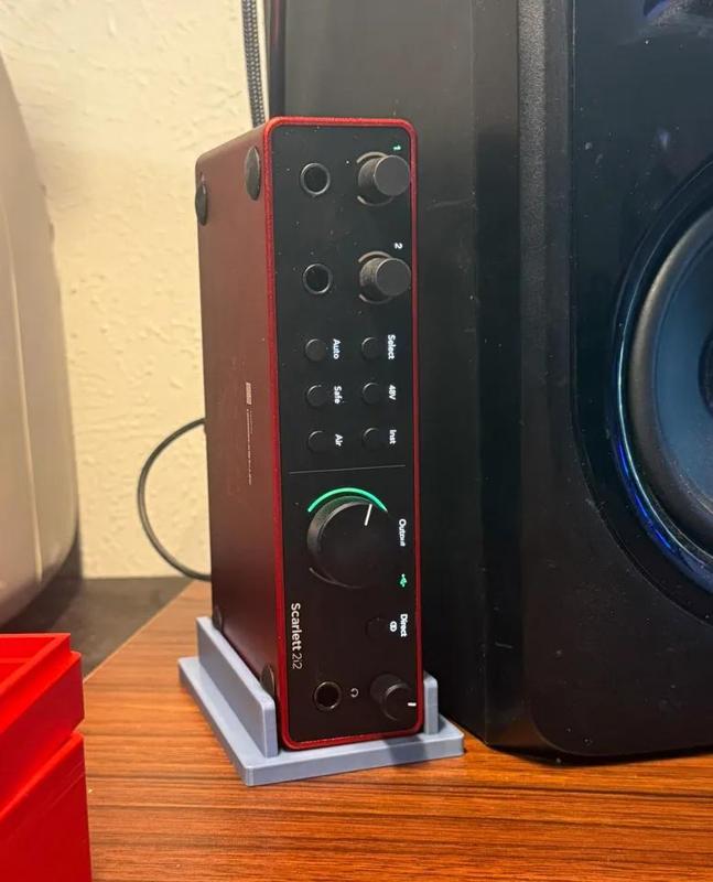Focusrite Scarlett 2i2 (Gen 4) Vertical Stand