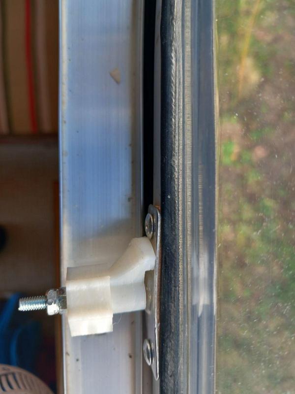 Fermeture pour fenetre de caravane