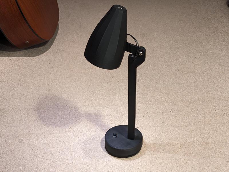 Battery-powered LED table lamp (24 h runtime)