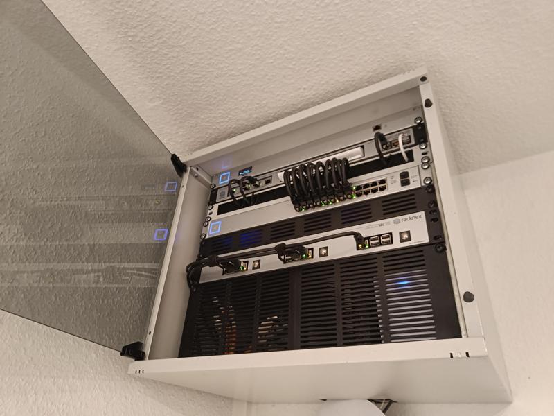 Customizable 19-inch server rack blends