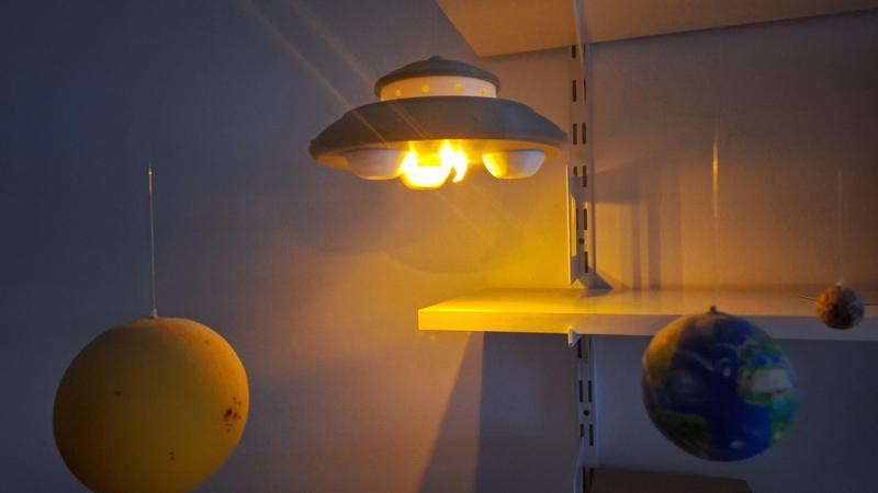 Geschenkverpackung in Form einer fliegenden Untertasse (UFO) / Gift box in the shape of a flying saucer (UFO)