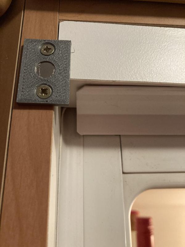 Fridge magnet holder for a loose door