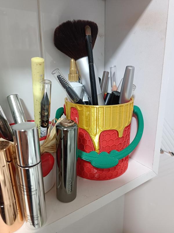 Bucket with handle like paint marker holder