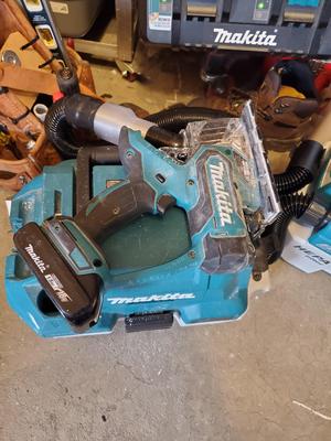 Makita Drywall saw to vacuum