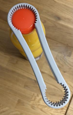 Helper for screw caps on plastic lids