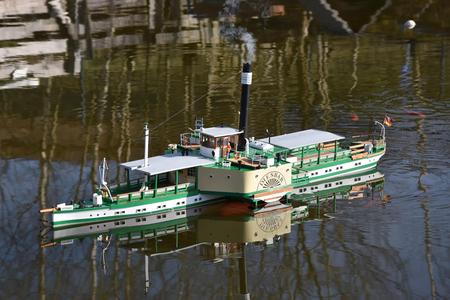 RADDAMPFER MIT BLATTSTEUERUNG PADDLE STEAMER