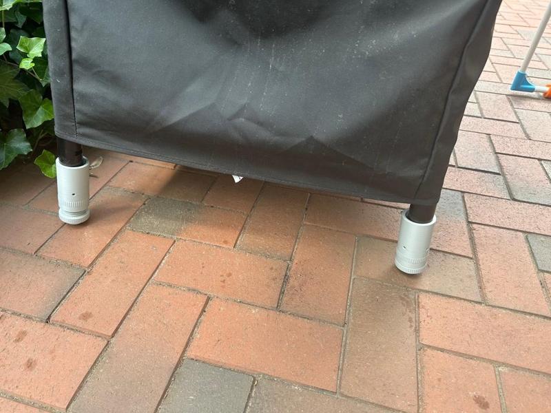 Broil King Porta Chef 320  - height-adjustable feet