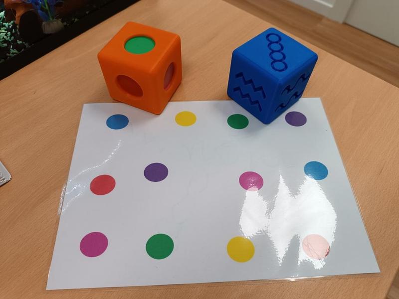 Juego de dados colores y formas. Motricidad. Escritura.