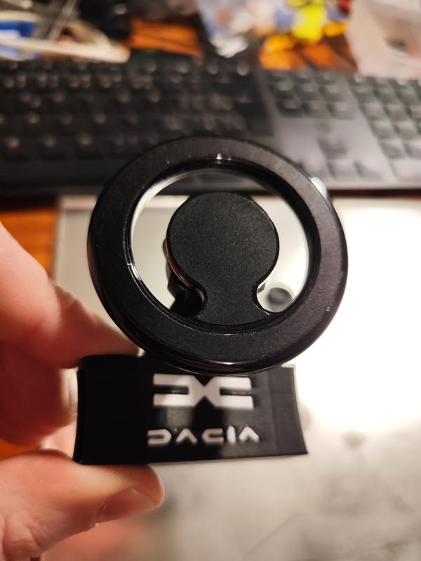 Dacia Duster 2023 phone holder
