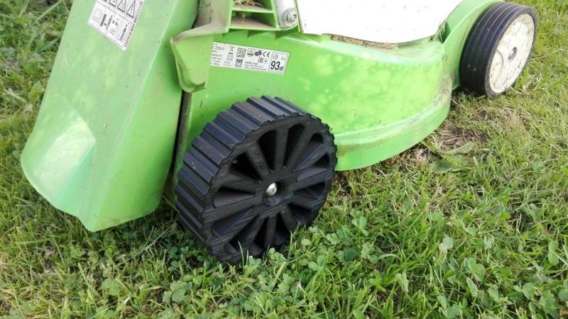 Rear wheel of electric mower. Viking ME235