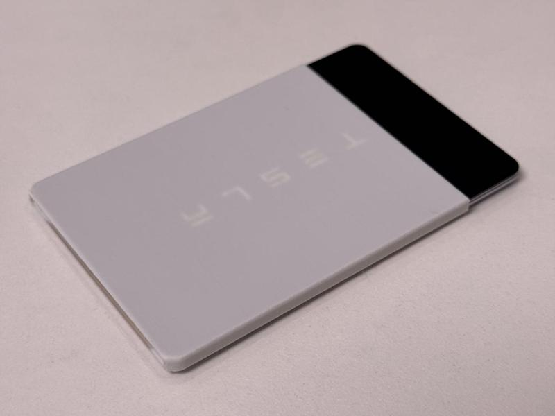 Vase mode ultra-thin card holder, three cards and a large bill