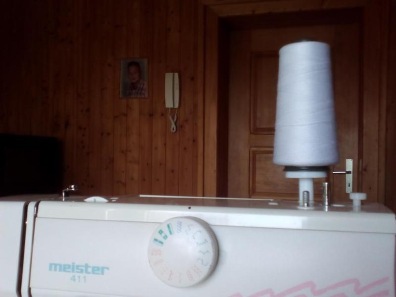 Sewing machine spool holder