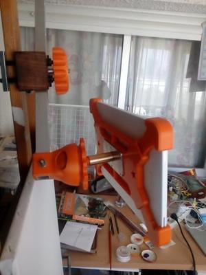 Tablet holder with 4 claws.