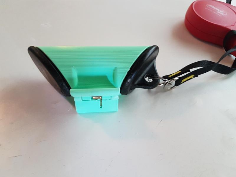 POOPER SCOOPER (PICKS DOG SHIT )