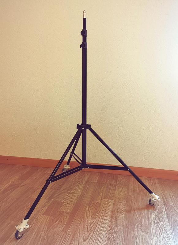 Light stand adapter plate for rollers