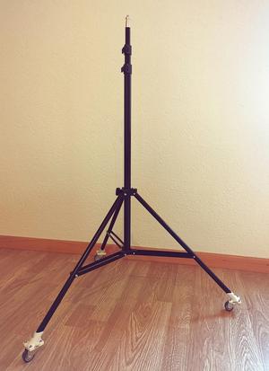 Light stand adapter plate for rollers