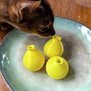 Cat toy in the form of a ball with treats (50mm size)