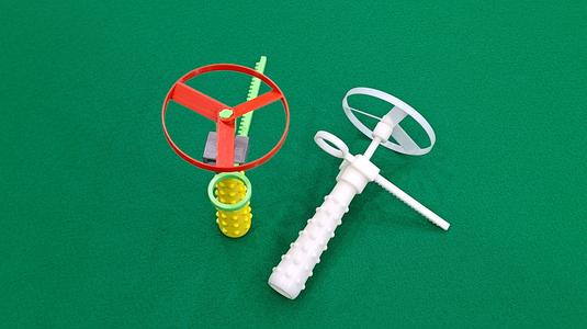 The "Zip Flying Propeller", a propeller toy that a kiddult dad and child can enjoy together.