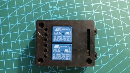 2 relays box with 4 mounting points