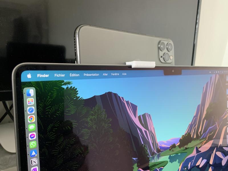 Clips iPhone webcam for Macbook pro