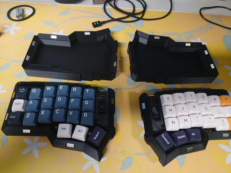 CRKBD / Wireless Corne Keyboard case with travel enclosure