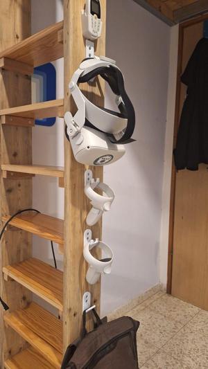 oculus quest 2 and controllers hangar