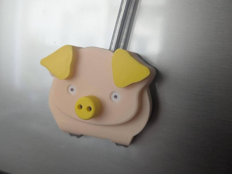 Fridge magnet pig pen holder