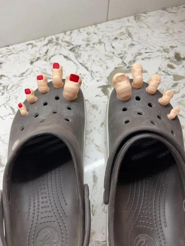 CROC TOES