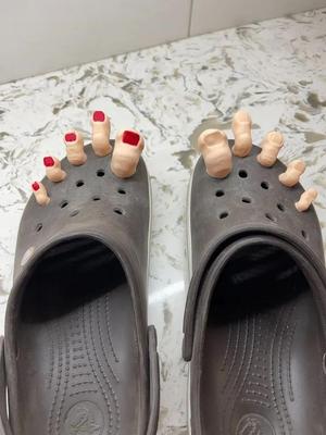 CROC TOES