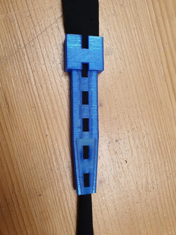 Belt loop folding device / Gürtelschlaufenfalter